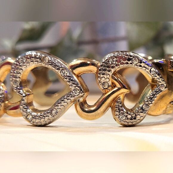Goldtone cuff stylle bracelet with hearts - Picture 4 of 8